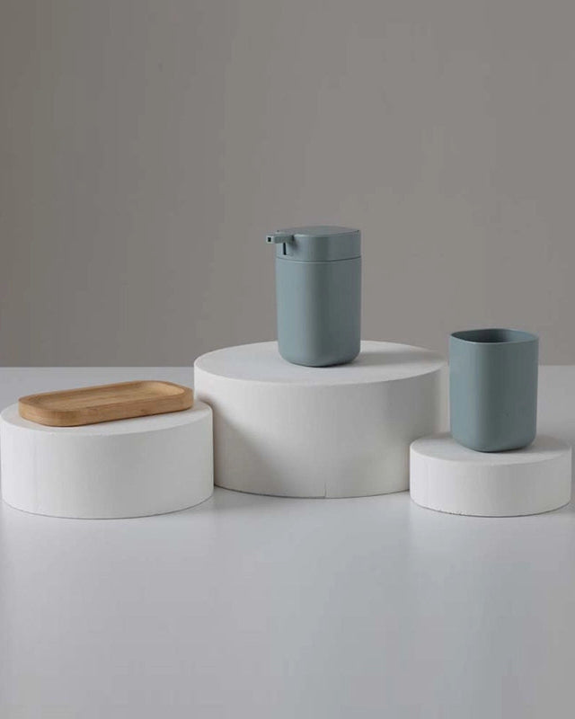 Set accessori bagno in plastica e bamboo Verde acqua Taki in naturale montato a parete, vista del design e della finitura...