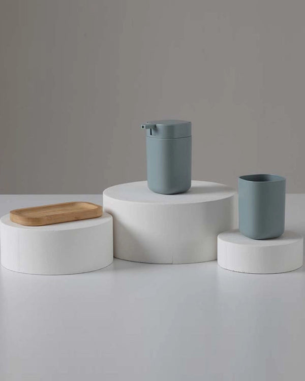 Set accessori bagno in plastica e bamboo Verde acqua Taki in naturale montato a parete, vista del design e della finitura...