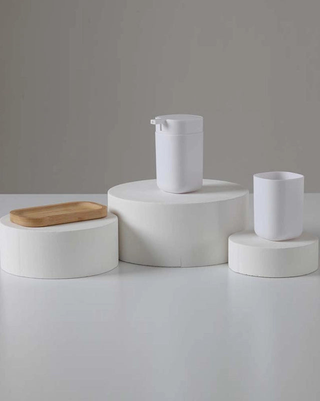 Set accessori bagno in plastica e bamboo bianco Taki 3pz in naturale montato a parete, vista del design e della finitura...