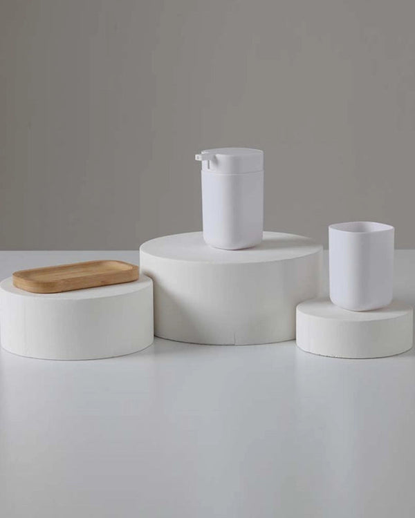 Set accessori bagno in plastica e bamboo bianco Taki 3pz in naturale montato a parete, vista del design e della finitura...