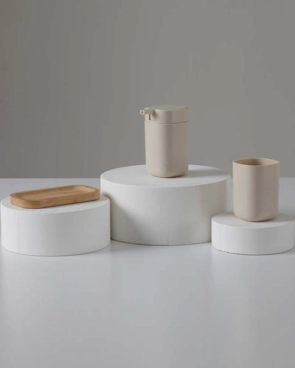 Set accessori bagno in plastica e bamboo crema Taki 3pz in naturale montato a parete, vista del design e della finitura...