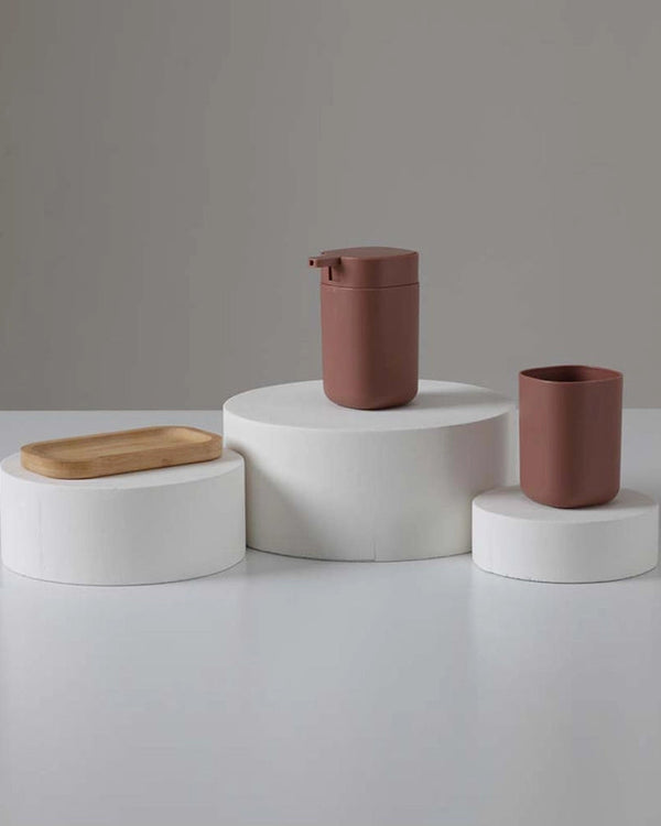 Set accessori bagno in plastica e bamboo mocha Taki 3pz in naturale montato a parete, vista del design e della finitura...
