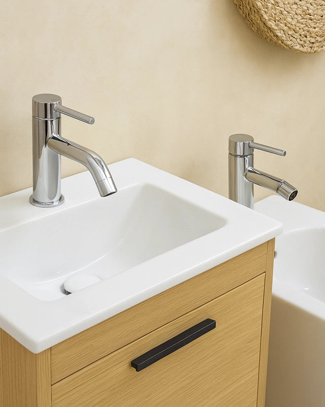 Set miscelatori Lavabo E Bidet con Piletta click clack inox in lucido e cromato ambientato su piano bagno con accessori...