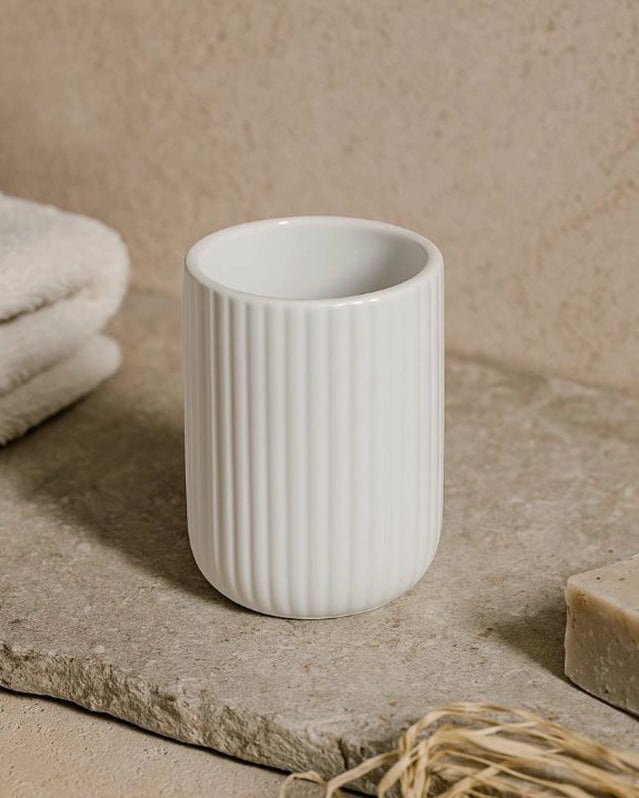 Bicchiere portaspazzolini da appoggio in ceramica bianco montato a parete, vista del design e della finitura - Exagonshop