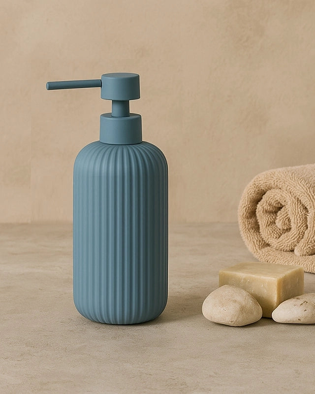 Set accessori bagno in ceramica blu pastello Color 3pz, vista laterale del profilo a muro - Exagonshop
