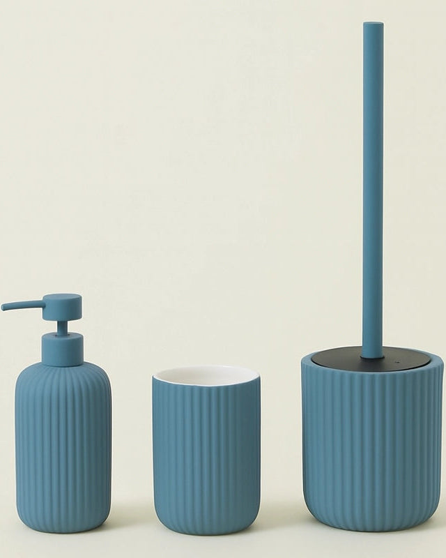 Set accessori bagno in ceramica blu pastello Color 3pz, dettaglio ravvicinato del materiale e dell'aggancio - Exagonshop
