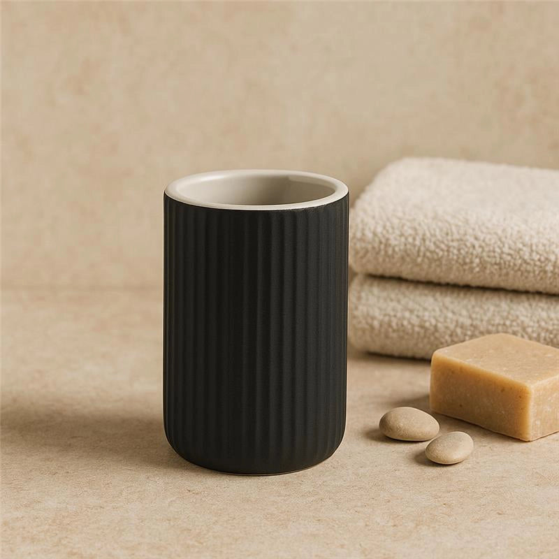 Bicchiere portaspazzolini da appoggio in ceramica nero color montato a parete, vista del design e della finitura - Exagonshop