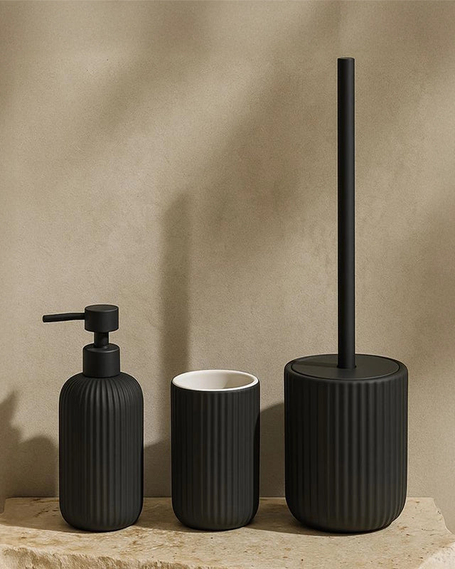 Set accessori bagno in ceramica nero Color 3pz in opaco montato a parete, vista del design e della finitura - Exagonshop