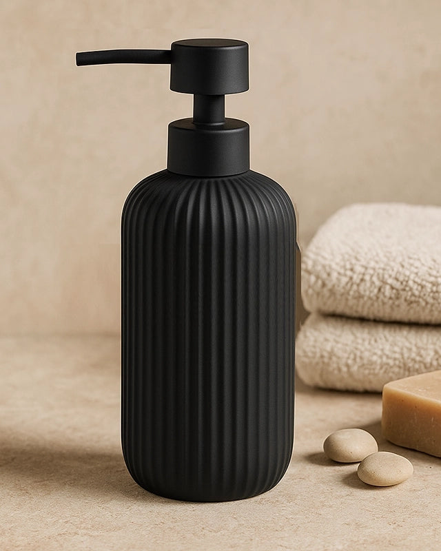 Dispenser portasapone da appoggio in ceramica nero color montato a parete, vista del design e della finitura - Exagonshop