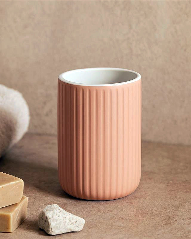 Portaspazzolini da appoggio in ceramica rosa color in naturale montato a parete, vista del design e della finitura...