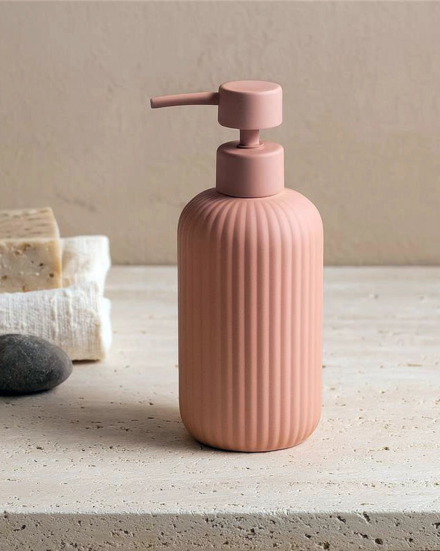 Dispenser portasapone liquido da appoggio in ceramica rosa in naturale montato a parete, vista del design e della...