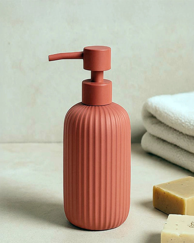 Dispenser portasapone liquido da appoggio in ceramica rosso montato a parete, vista del design e della finitura - Exagonshop