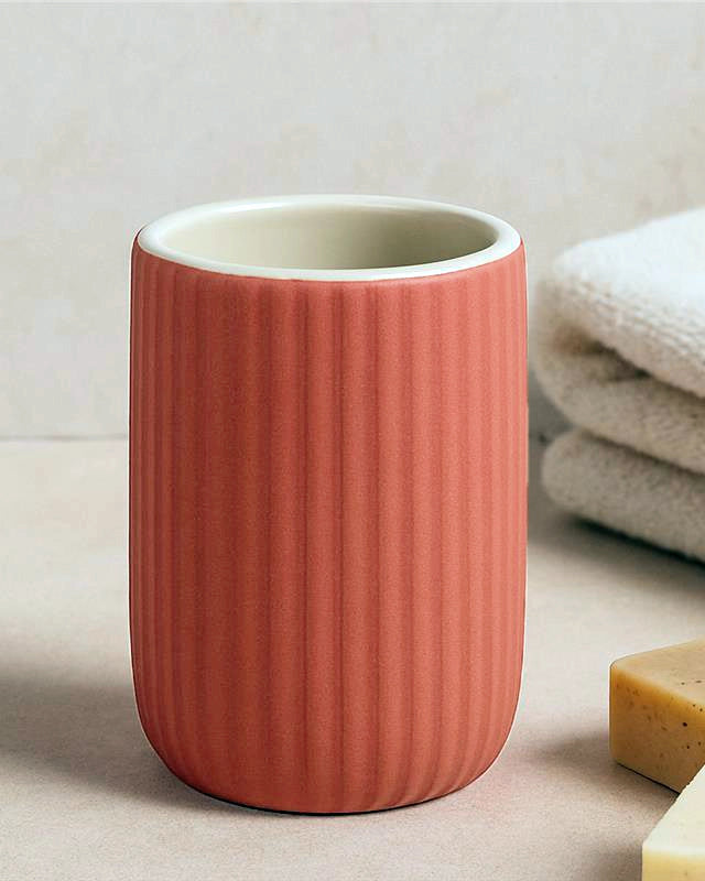 Bicchiere portaspazzolini da appoggio in ceramica rosso montato a parete, vista del design e della finitura - Exagonshop