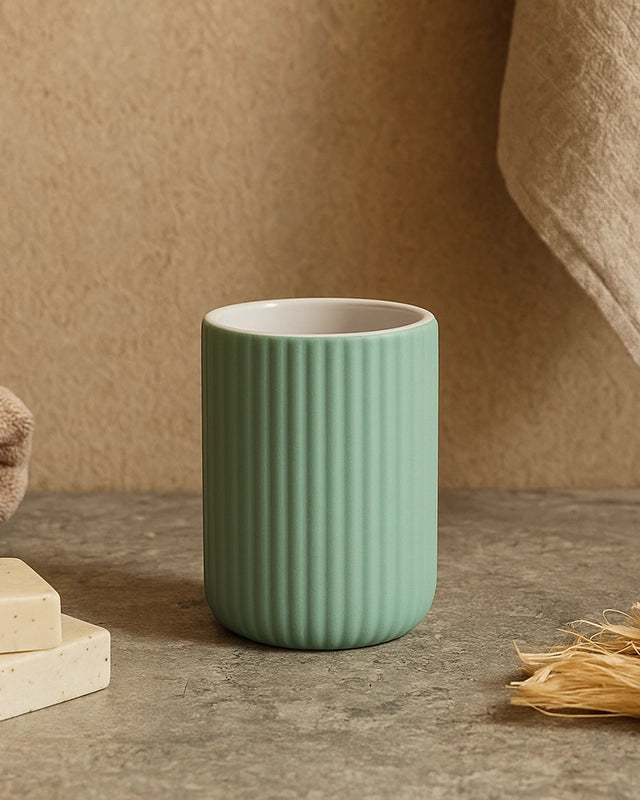 Bicchiere portaspazzolini da appoggio in ceramica verde in naturale montato a parete, vista del design e della finitura...