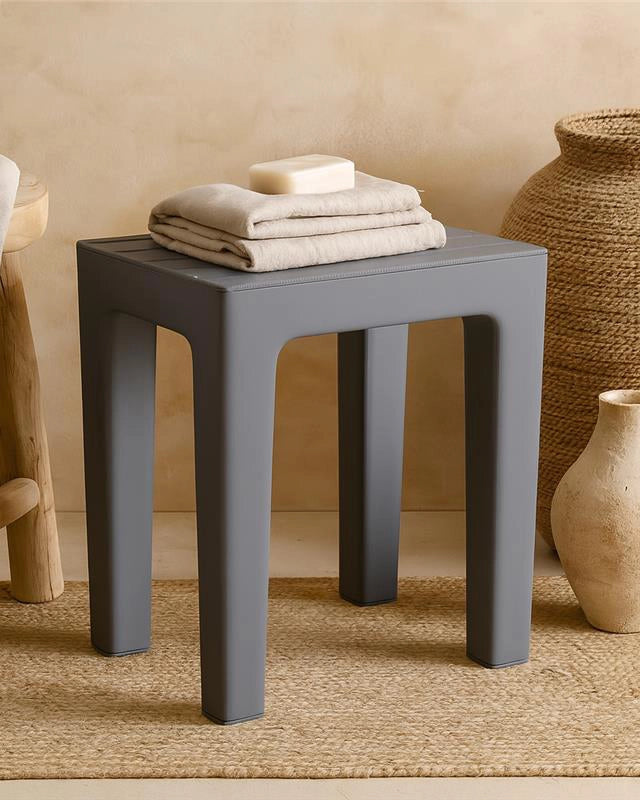 Sgabello bagno doccia in plastica grigio Woody in naturale montato a parete, vista del design e della finitura - Exagonshop