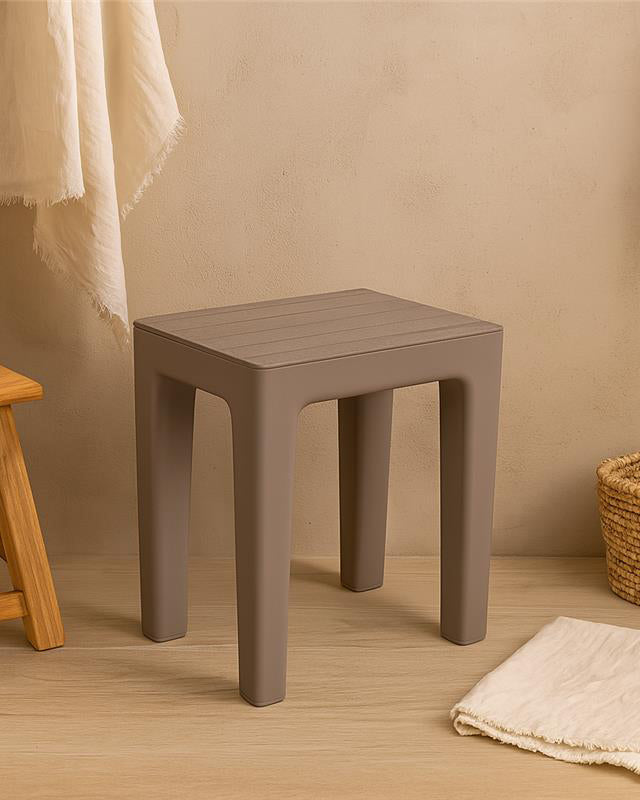 Sgabello bagno doccia in plastica tortora Woody in naturale montato a parete, vista del design e della finitura - Exagonshop