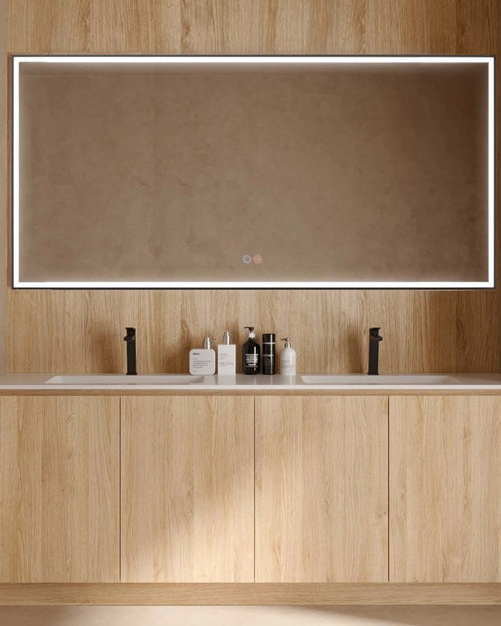 Specchio 140x60 con luce frontale nero opaco Siena in alluminio accesa in ambiente, design e diffusione della luce...