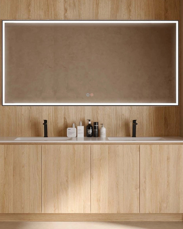 Specchio 60x80 con luce frontale nero opaco Siena in alluminio accesa in ambiente, design e diffusione della luce...