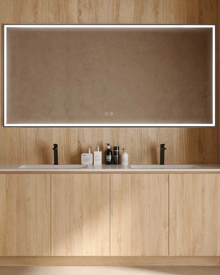 Specchio 80x80 con luce frontale nero opaco Siena in alluminio accesa in ambiente, design e diffusione della luce...
