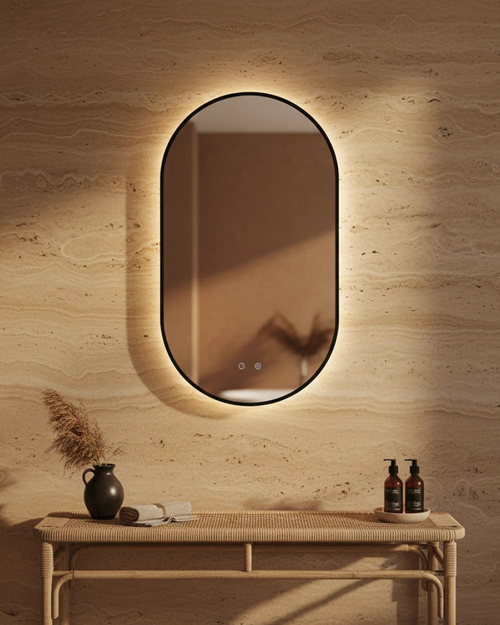 Specchio 90x50 retroilluminato 3 Led nero opaco Pisa in alluminio accesa in ambiente, design e diffusione della luce...