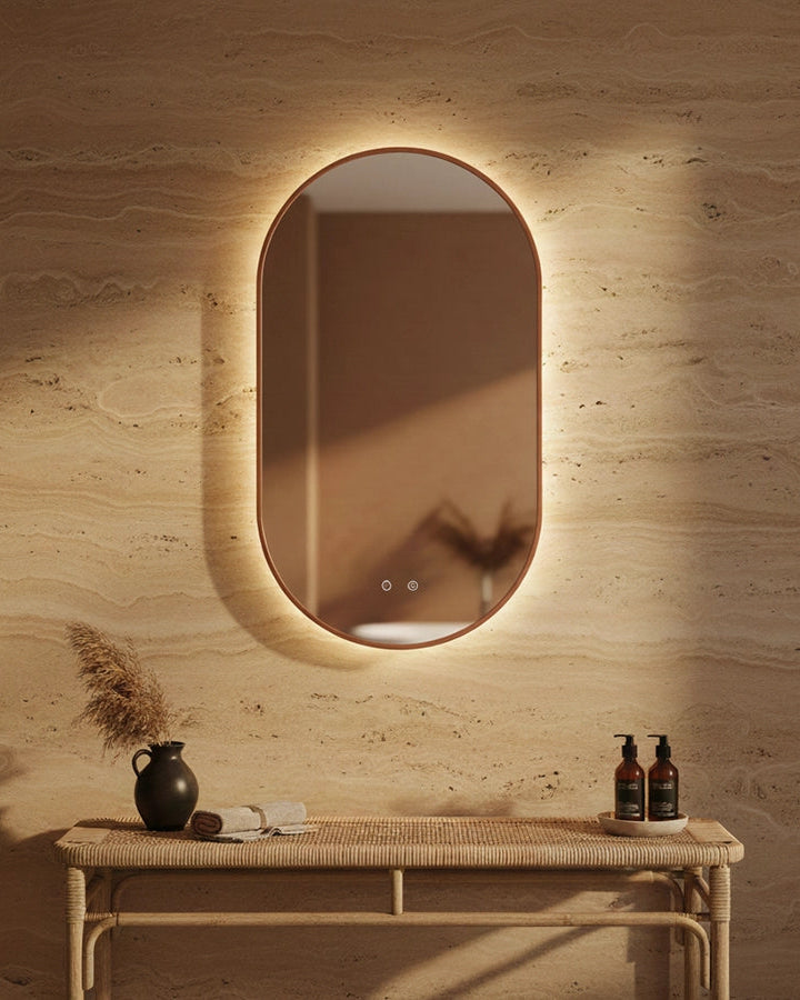 Specchio 90x50 retroilluminato 3 Led oro rosa spazzolato in alluminio accesa in ambiente, design e diffusione della luce...