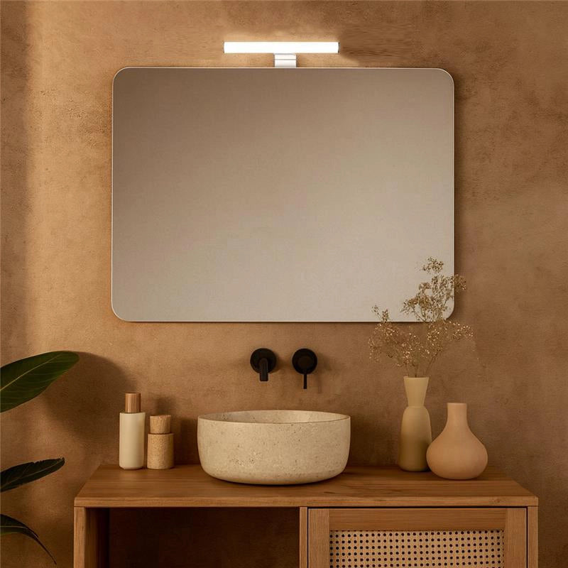 Specchio 90x60 bagno con lampada angolo stondato e Telaio in lucido accesa in ambiente, design e diffusione della luce...