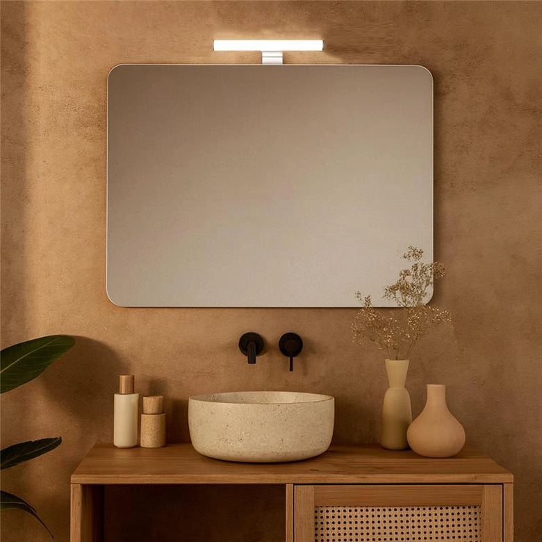 Specchio 90x60 bagno con lampada angolo stondato e Telaio in lucido accesa in ambiente, design e diffusione della luce...