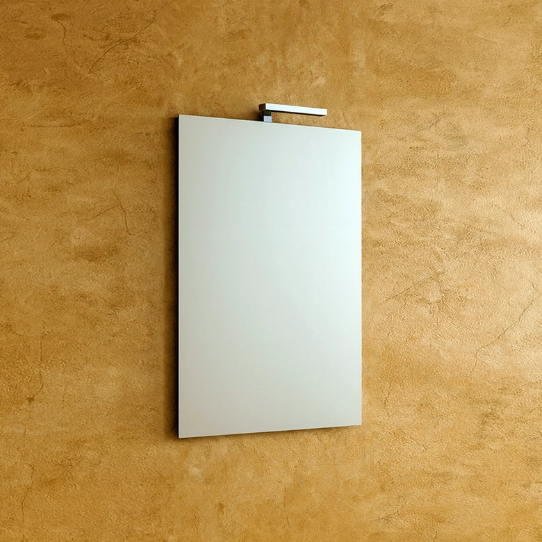 Specchio Bagno 50x70 con Lampada e telaio eko in lamiera accesa in ambiente, design e diffusione della luce - Exagonshop