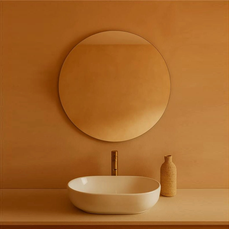 Specchio 60 cm tondo con telaio eko in lamiera zincata con lavabo e rubinetteria, vista frontale su sfondo neutro...