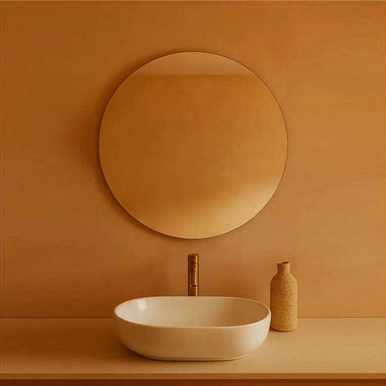 Specchio 60 cm tondo con telaio eko in lamiera zincata con lavabo e rubinetteria, vista frontale su sfondo neutro...