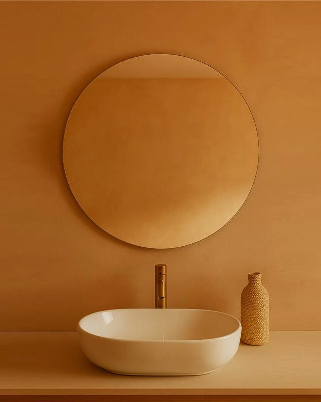 Specchio 70 cm Bagno tondo con telaio eko in lamiera zincata con lavabo e rubinetteria, vista frontale su sfondo neutro...