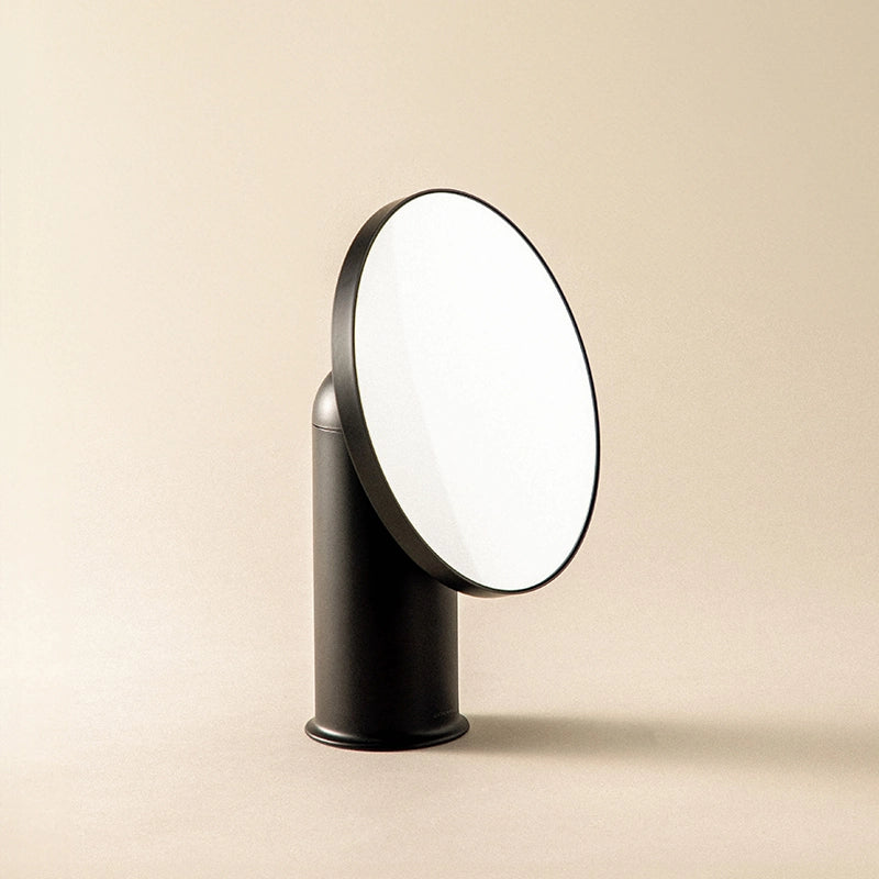 Specchio Ingranditore X5 18x9x24 cm Nero Satinato Geyser con lavabo e rubinetteria, vista frontale su sfondo neutro...