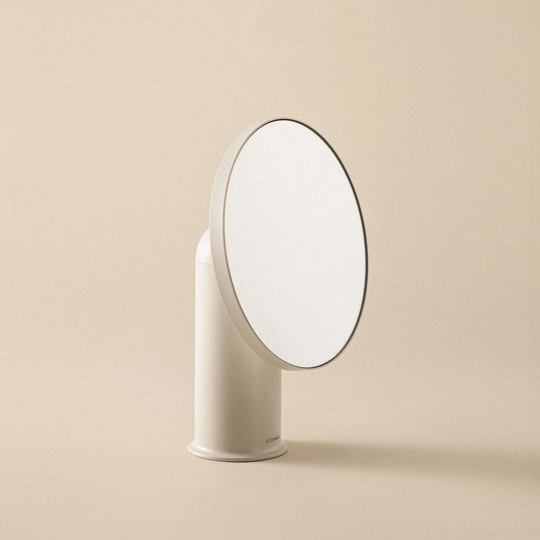 Specchio Ingranditore X5 da appoggio bianco satinato Geyser con lavabo e rubinetteria, vista frontale su sfondo neutro...