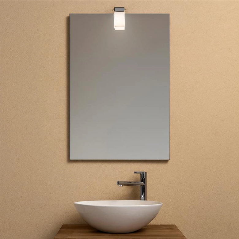 Specchio bagno 45x65 con Lampada a bicchiere e telaio eko accesa in ambiente, design e diffusione della luce - Exagonshop