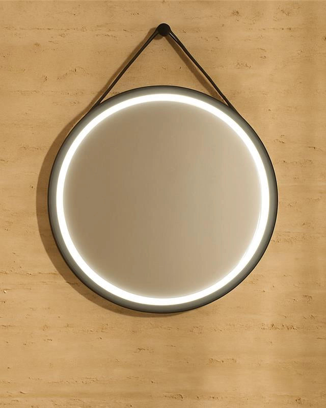 Specchio tondo illuminato 70 cm in metallo e cintura in in naturale accesa in ambiente, design e diffusione della luce...