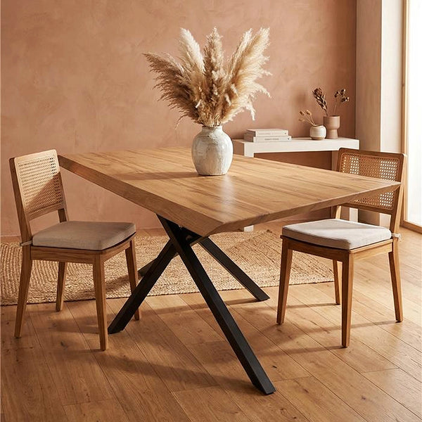 Tavolo da Pranzo Legno e Metallo Nordik 160x90 con Gambe in naturale ambientato in spazio living con arredi coordinati...