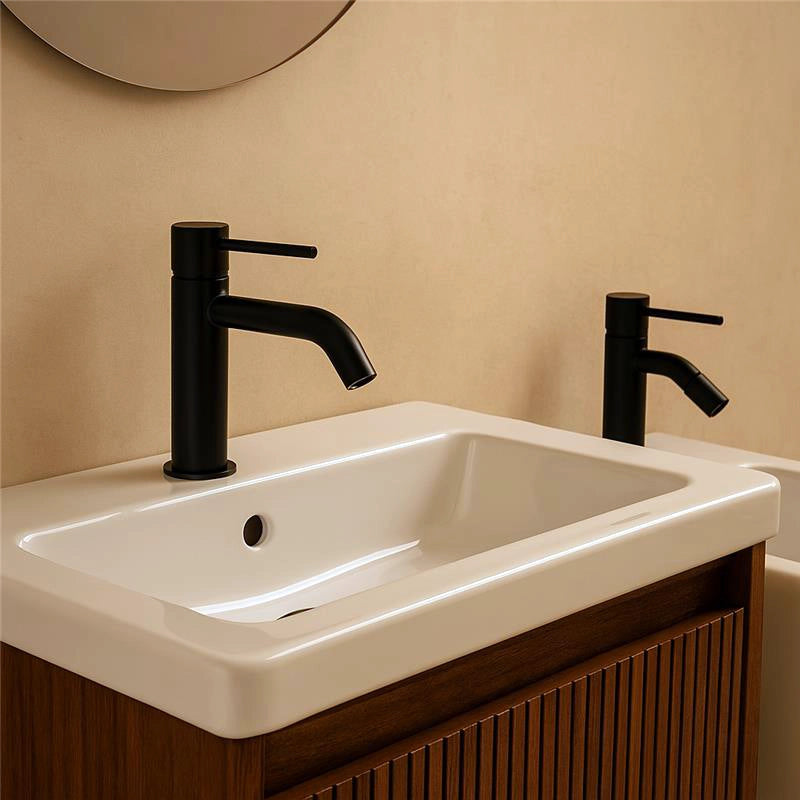 Teorema Jabil 25 Coppia Miscelatori Lavabo E Bidet scarico in opaco ambientato su piano bagno con accessori