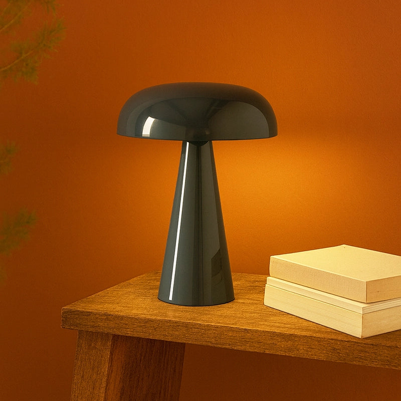 &Tradition Como SC53 Lampada ricaricabile stone blue accesa in ambiente, design e diffusione della luce