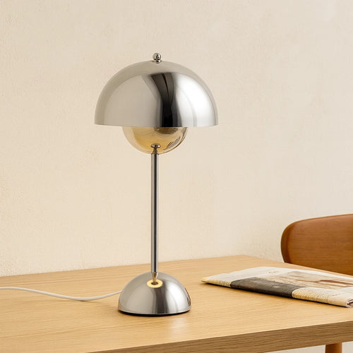 &Tradition Flowerpot VP3 Lampada da tavolo cromo Cromo Lucido accesa in ambiente, design e diffusione della luce