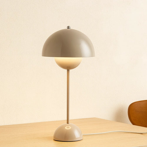 &Tradition Flowerpot VP3 Lampada da tavolo grey beige accesa in ambiente, design e diffusione della luce