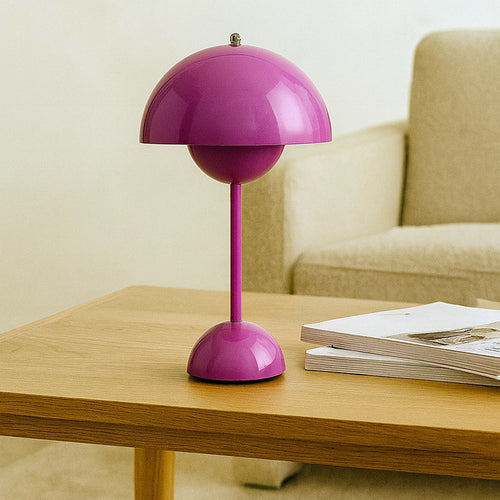 &Tradition Flowerpot VP3 Lampada da tavolo da interno tangy Rosa accesa in ambiente, design e diffusione della luce