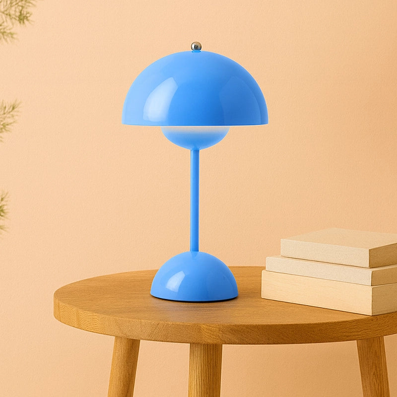 &Tradition Flowerpot VP9 Lampada ricaricabile da interno Azzurro accesa in ambiente, design e diffusione della luce
