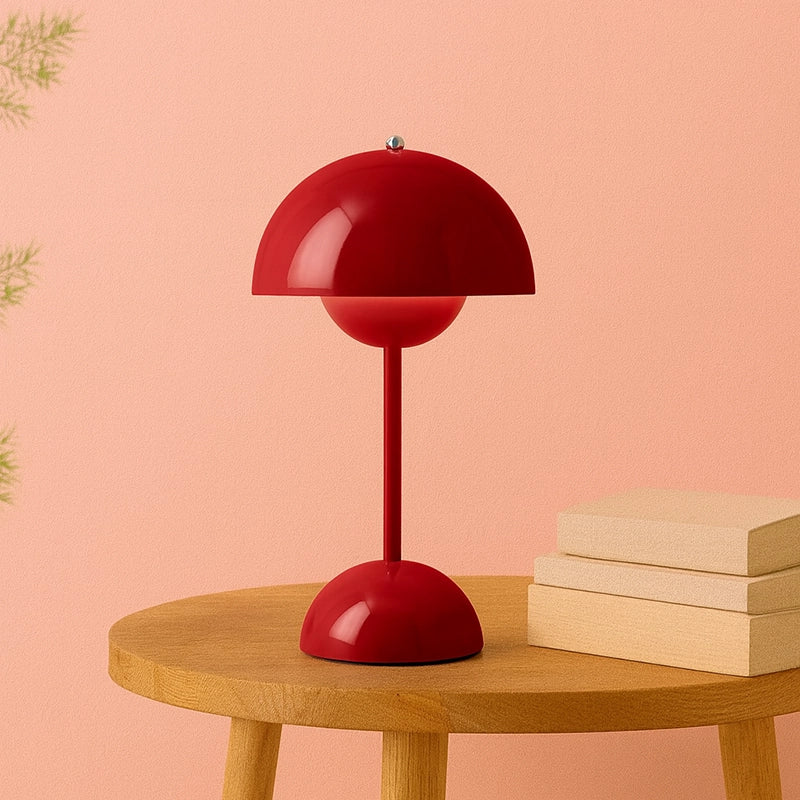 &Tradition Flowerpot VP9 Lampada ricaricabile da interno Rosso accesa in ambiente, design e diffusione della luce