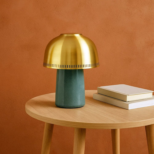 &Tradition Raku lampada ricaricabile blue green sh8 in ceramica e ottone accesa in ambiente, design e diffusione della luce