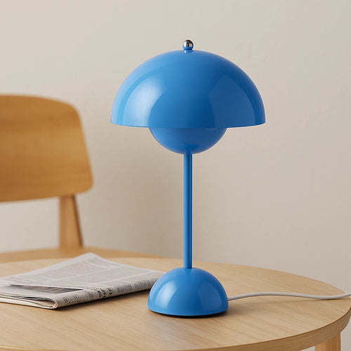 &Tradition Flowerpot VP3 Lampada da tavolo da interno swim Azzurro accesa in ambiente, design e diffusione della luce