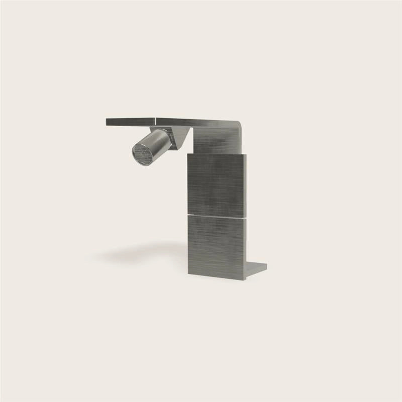 Treemme 5mm IT2524IS5FZZ miscelatore bidet slim in acciaio, dettaglio ravvicinato della finitura e del marchio...