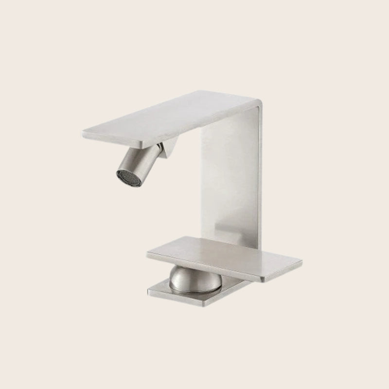 Treemme 5mm miscelatore bidet slim in acciaio inox satinato, vista frontale della maniglia e della bocca di erogazione...