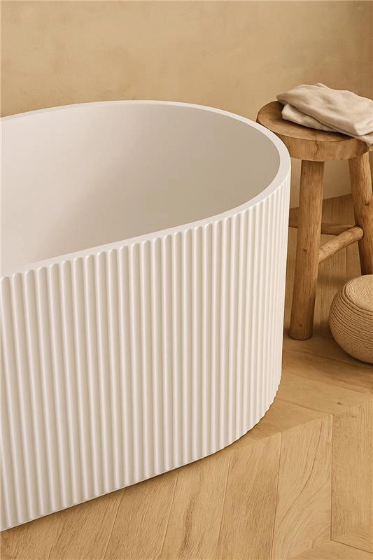 Vasca 170x80 Jeorgia freestanding in acrilico cannettato ambientato in box doccia con pareti in vetro - Exagonshop