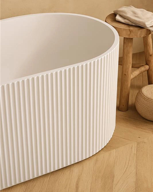 Vasca 170x80 Jeorgia freestanding in acrilico cannettato ambientato in box doccia con pareti in vetro - Exagonshop