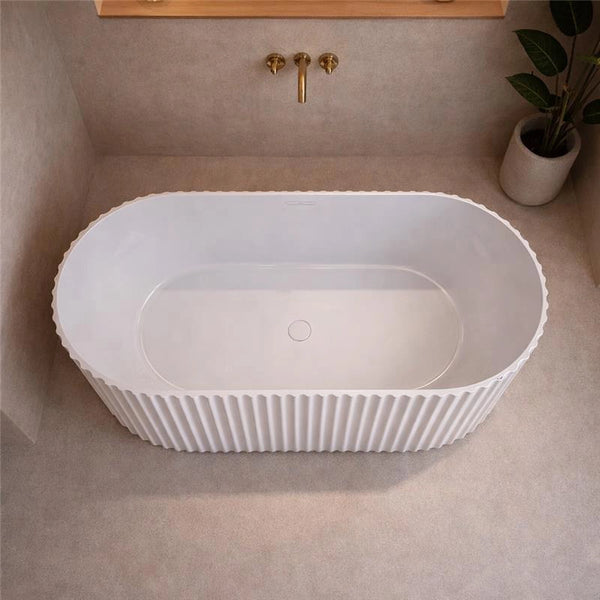 Vasca 170x80 Jeorgia freestanding in acrilico cannettato, dettaglio ravvicinato della texture antiscivolo - Exagonshop